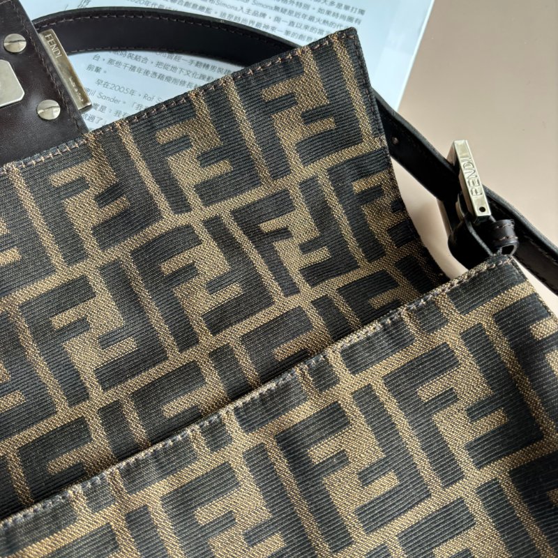 ::FENDI:: 銀釦!!經典花紋小款法棍 肩背包 腋下包 VINTAGE 手提包-24