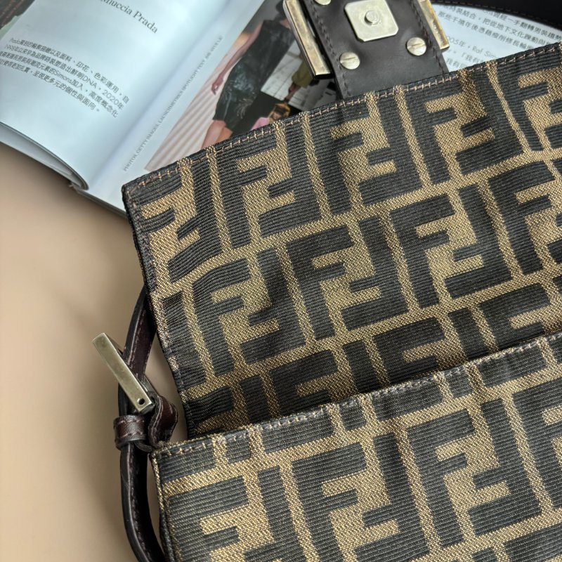 ::FENDI:: 銀釦!!經典花紋小款法棍 肩背包 腋下包 VINTAGE 手提包-25