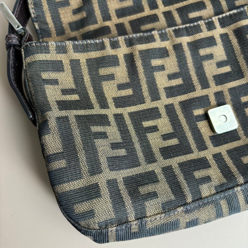 ::FENDI:: 銀釦!!經典花紋小款法棍 肩背包 腋下包 VINTAGE 手提包-26