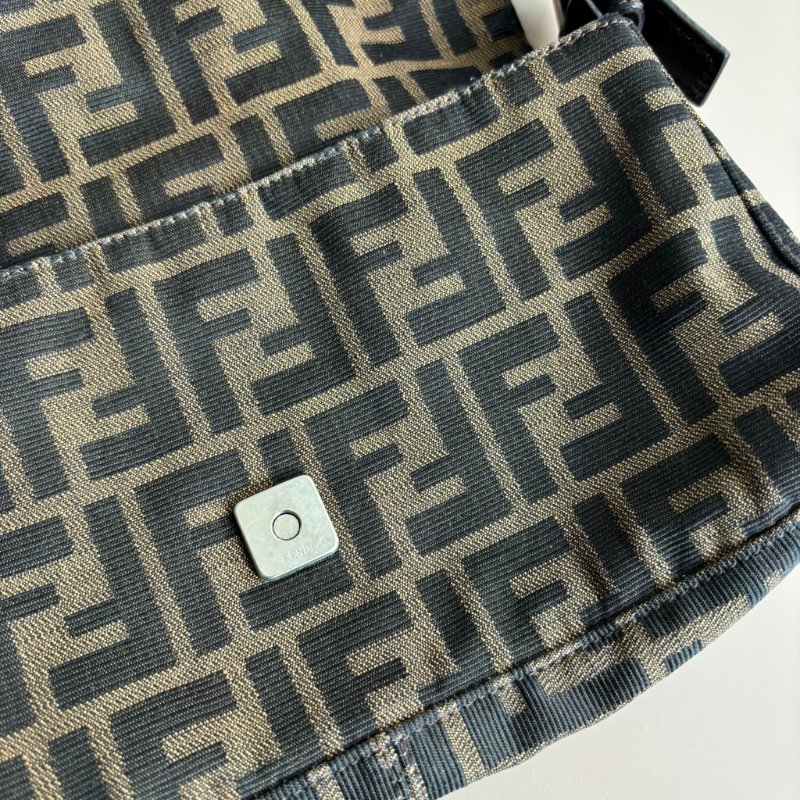 ::FENDI:: 銀釦!!經典花紋小款法棍 肩背包 腋下包 VINTAGE 手提包-27