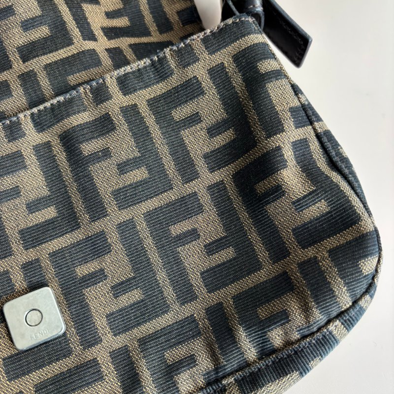 ::FENDI:: 銀釦!!經典花紋小款法棍 肩背包 腋下包 VINTAGE 手提包-28