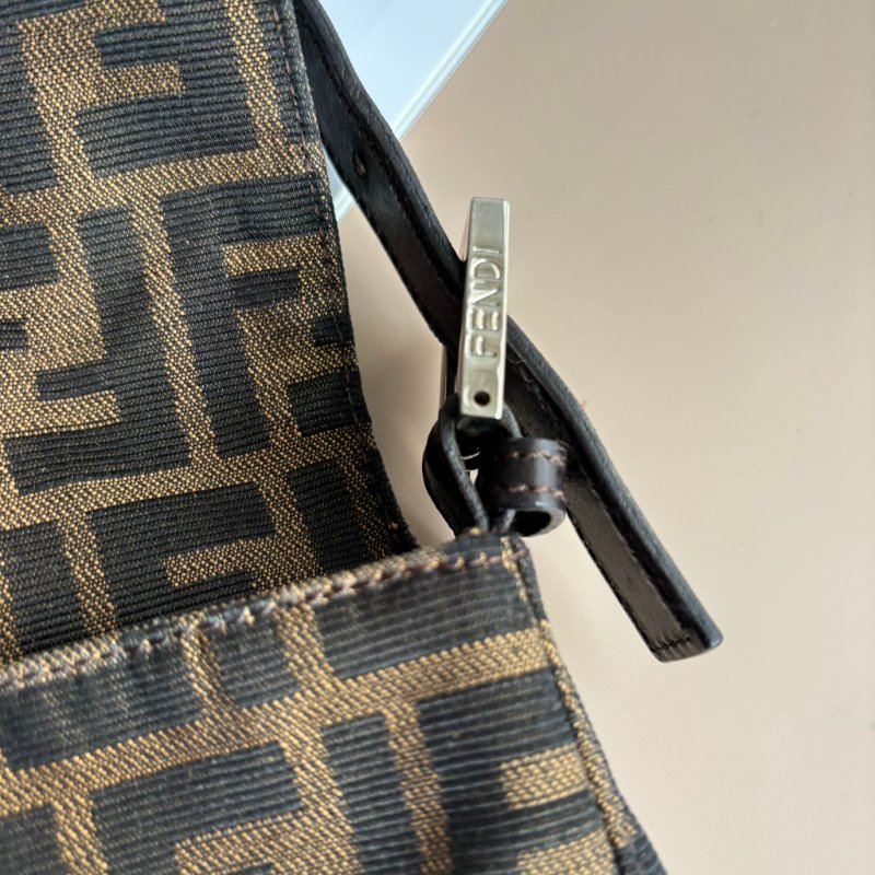 ::FENDI:: 銀釦!!經典花紋小款法棍 肩背包 腋下包 VINTAGE 手提包-29