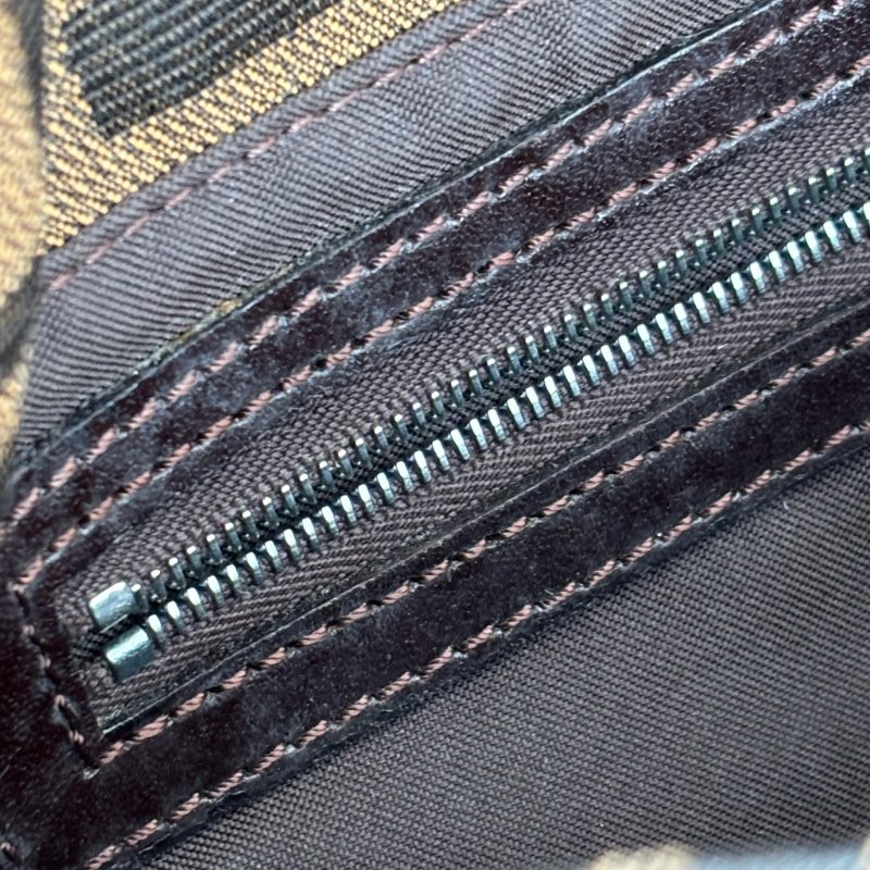 ::FENDI:: 銀釦!!經典花紋小款法棍 肩背包 腋下包 VINTAGE 手提包-33