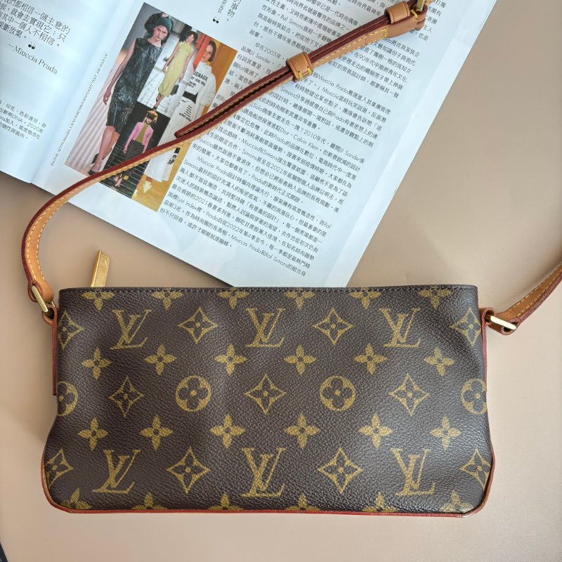 ::LOUIS VUITTON:: LV M51240 Trotteur經典花紋 皮革背帶斜背包 帆船包-0