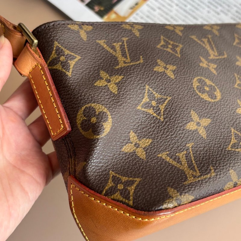 ::LOUIS VUITTON:: LV M51240 Trotteur經典花紋 皮革背帶斜背包 帆船包-11