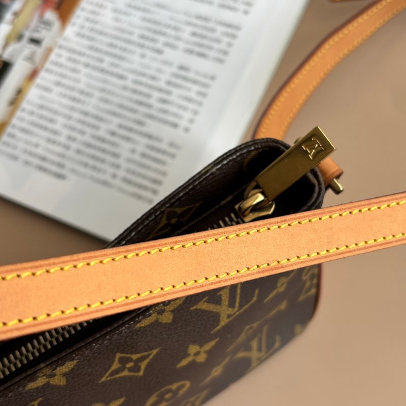 ::LOUIS VUITTON:: LV M51240 Trotteur經典花紋 皮革背帶斜背包 帆船包-17