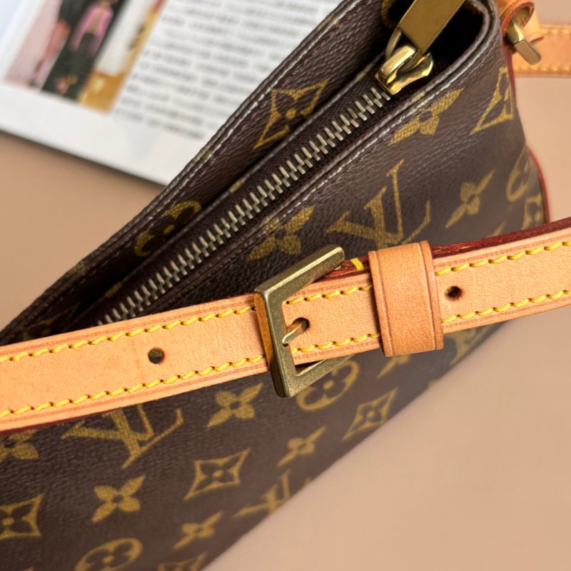 ::LOUIS VUITTON:: LV M51240 Trotteur經典花紋 皮革背帶斜背包 帆船包-19