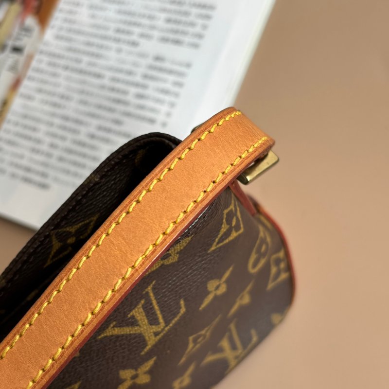::LOUIS VUITTON:: LV M51240 Trotteur經典花紋 皮革背帶斜背包 帆船包-22
