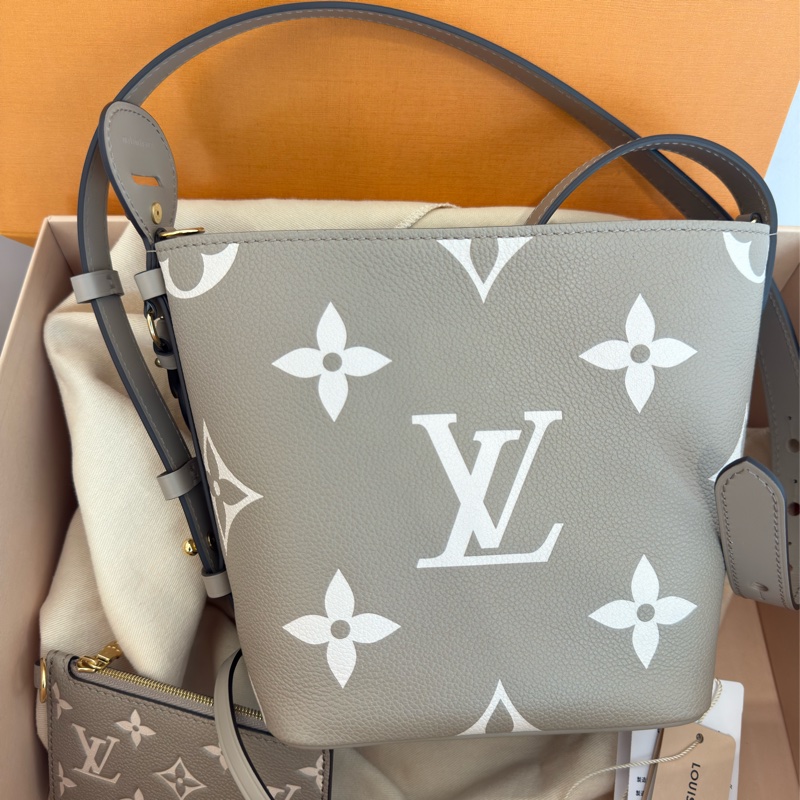 全新LV斑鳩灰全皮All In BB手提斜背水桶包M13045-0