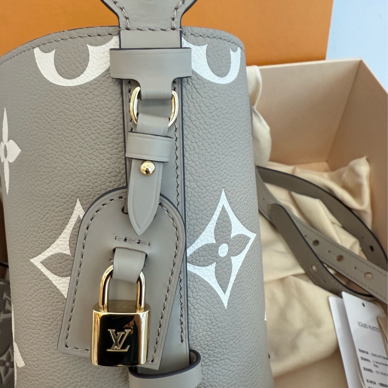 全新LV斑鳩灰全皮All In BB手提斜背水桶包M13045-9