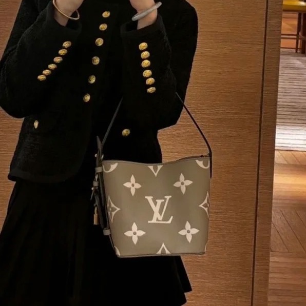 全新LV斑鳩灰全皮All In BB手提斜背水桶包M13045-18