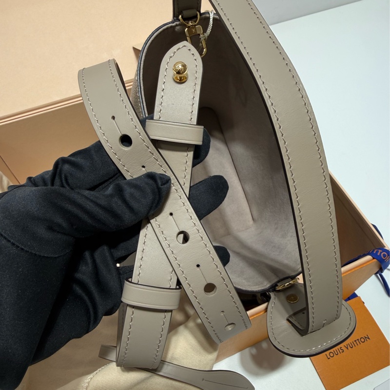 全新LV斑鳩灰全皮All In BB手提斜背水桶包M13045-8