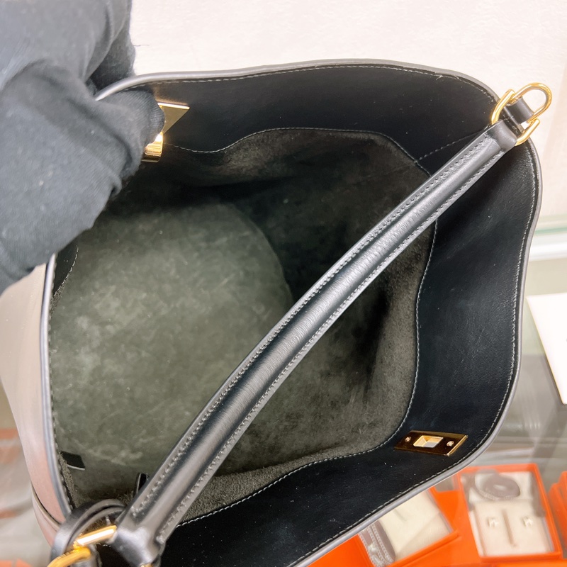 Celine 16 黑色水桶包-15