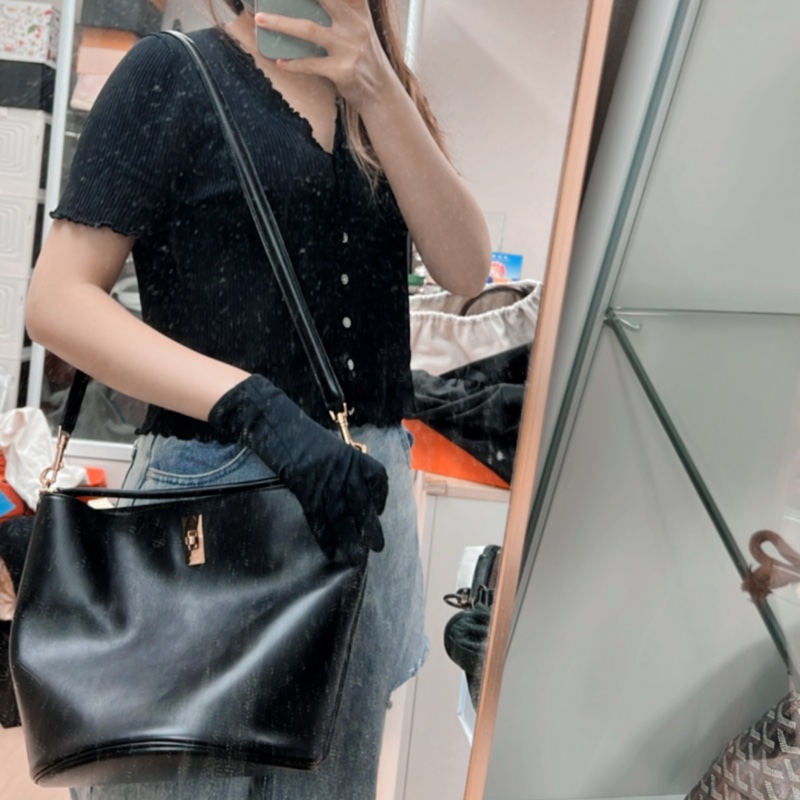 Celine 16 黑色水桶包-17