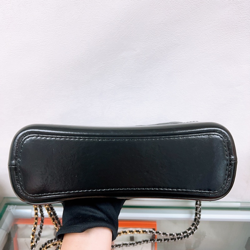 Chanel gabrielle 黑色流浪包新中號/小號-1