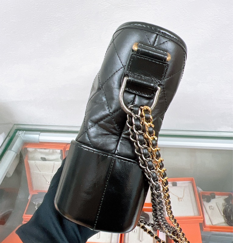 Chanel gabrielle 黑色流浪包新中號/小號-6