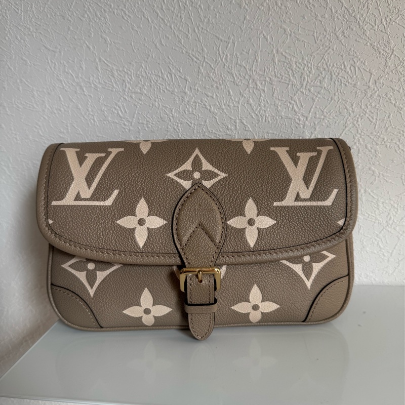 LV斑鳩灰法棍包-1