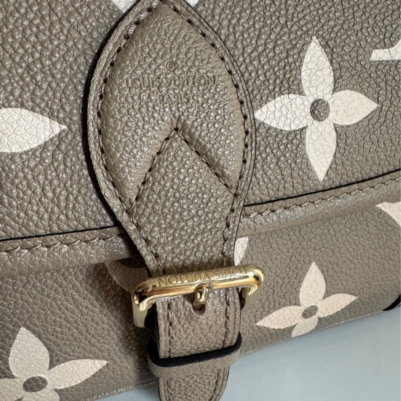 LV斑鳩灰法棍包-12