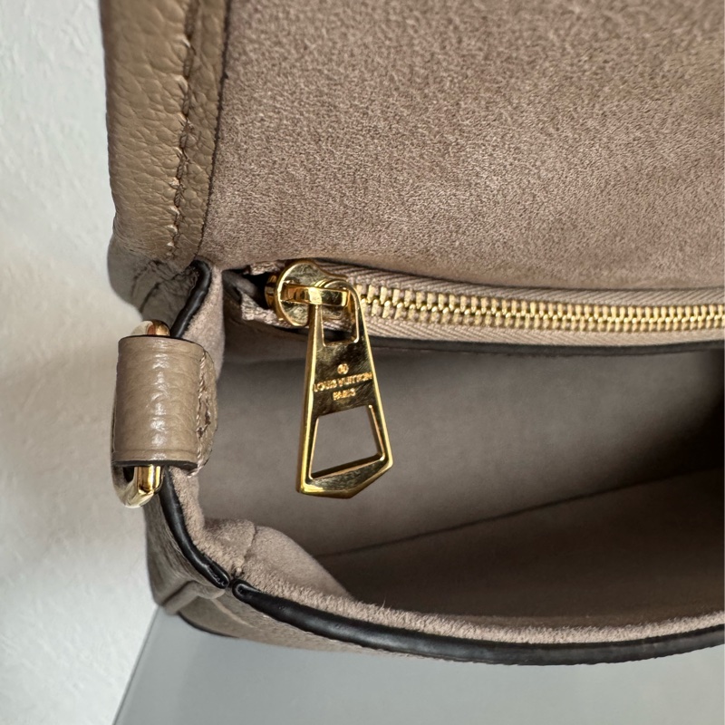 LV斑鳩灰法棍包-16