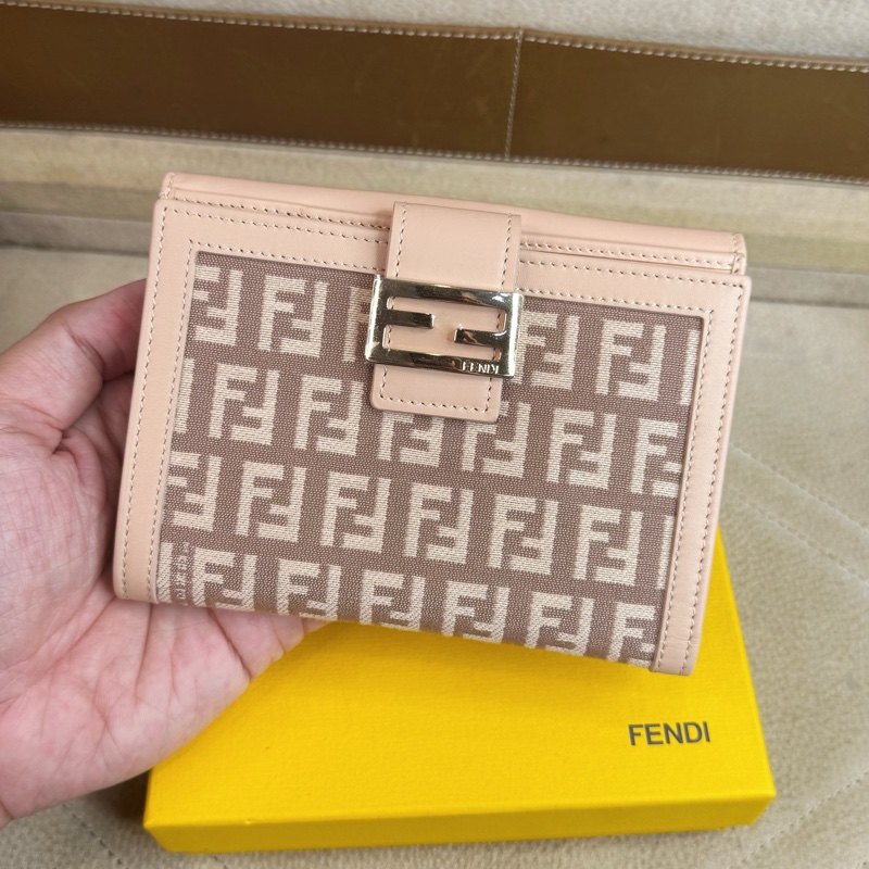 FENDI粉色老花三折短夾🛼近年款-0