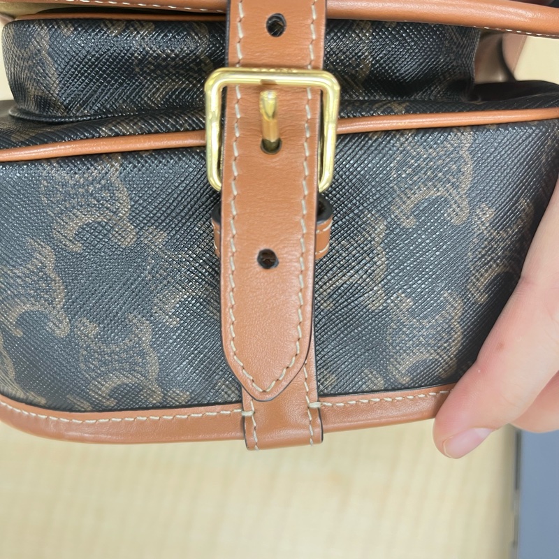 CELINE 賽琳#TRIOMPHE系列帆布FOLCO #中號#斜背馬鞍包-咖#-17