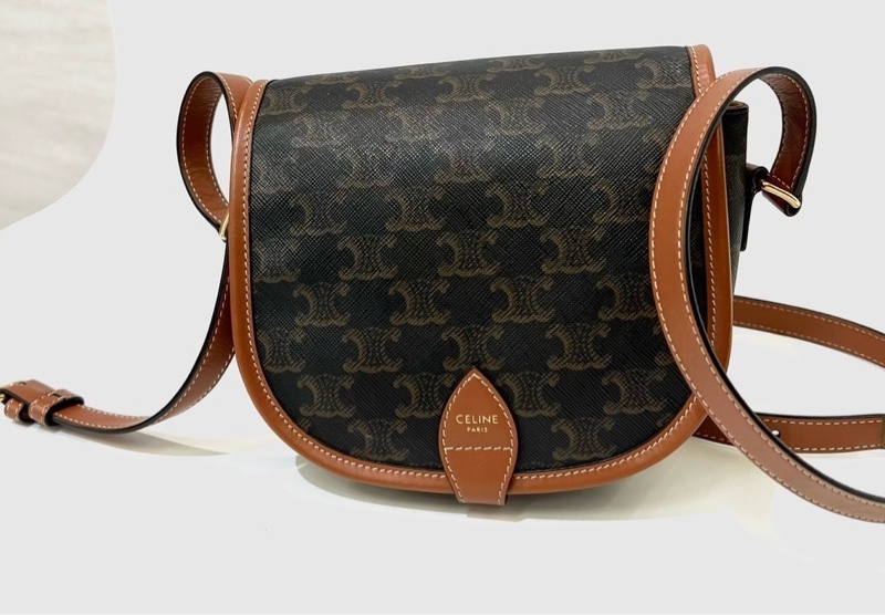 CELINE 賽琳#TRIOMPHE系列帆布FOLCO #中號#斜背馬鞍包-咖#-9