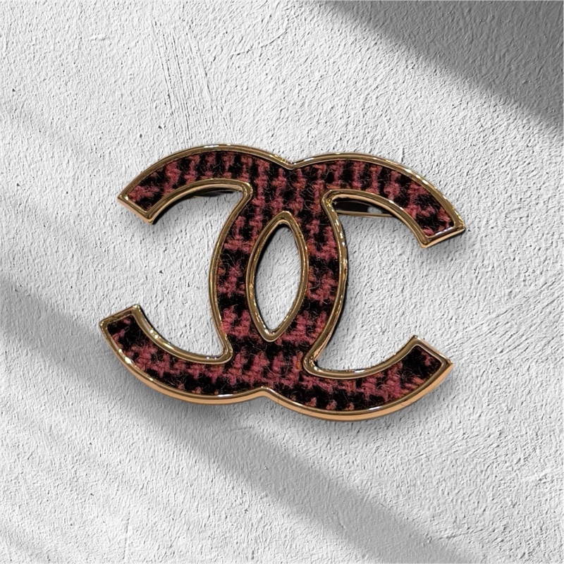CHANEL黑粉毛呢大雙C胸針-0