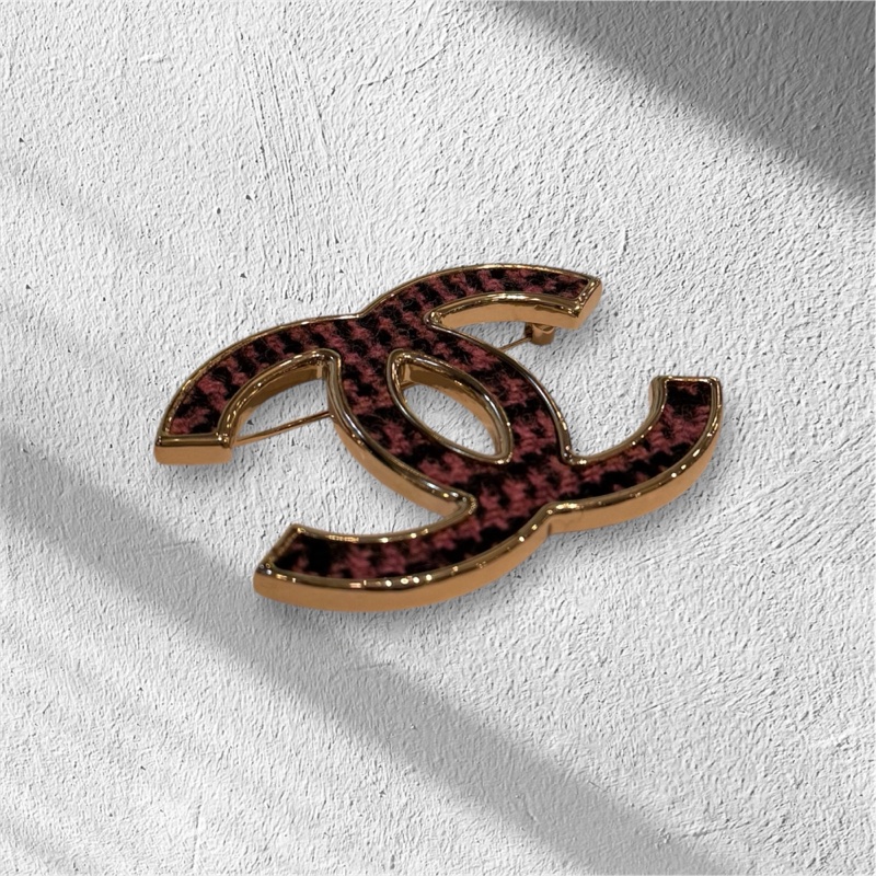 CHANEL黑粉毛呢大雙C胸針-4