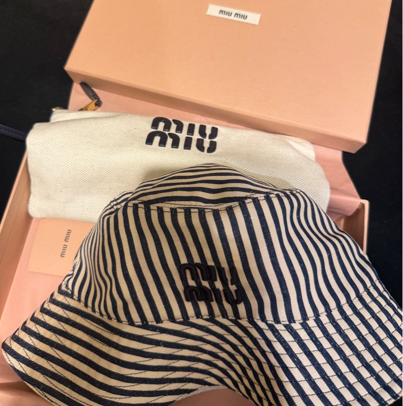 miumiu 兩面漁夫帽 超好看 全校 送一個外出包-0