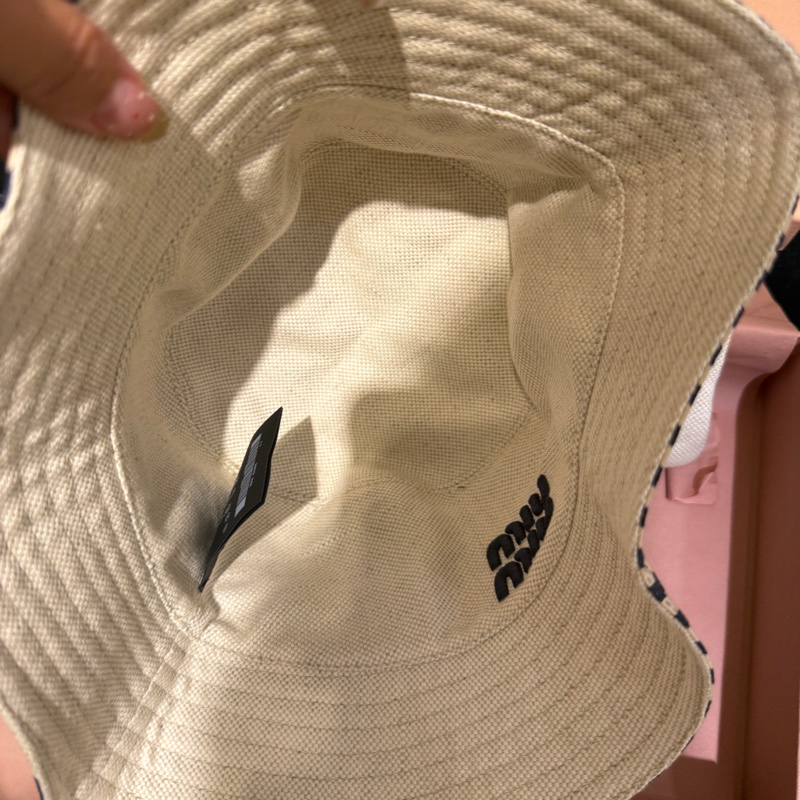 miumiu 兩面漁夫帽 超好看 全校 送一個外出包-1