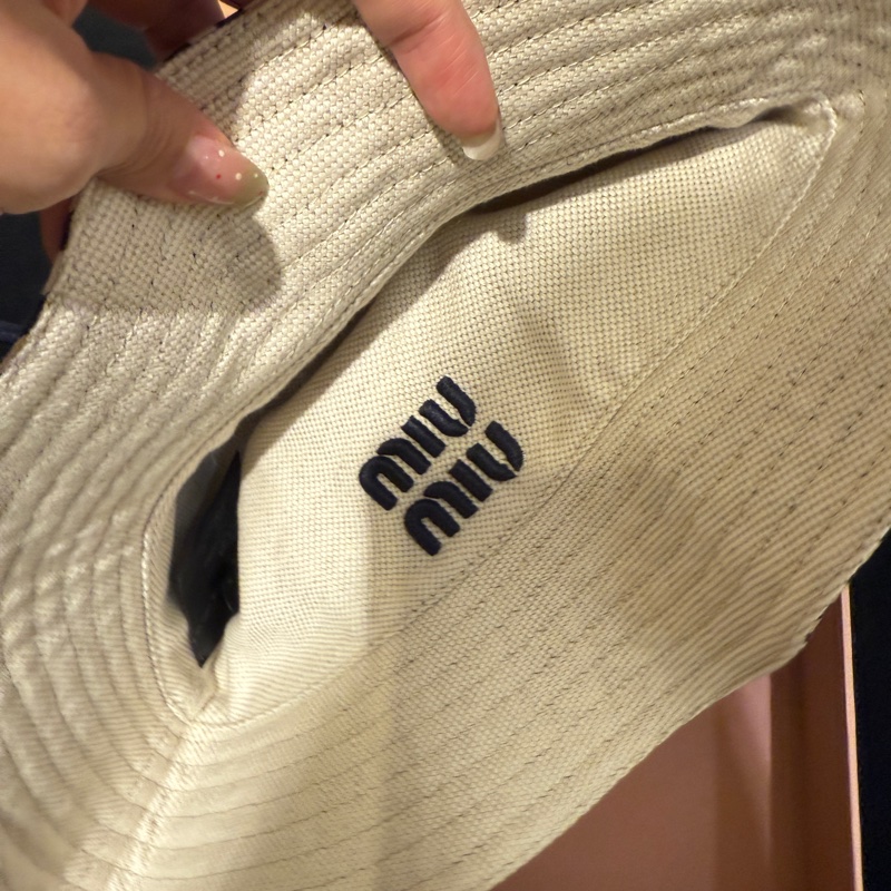 miumiu 兩面漁夫帽 超好看 全校 送一個外出包-4