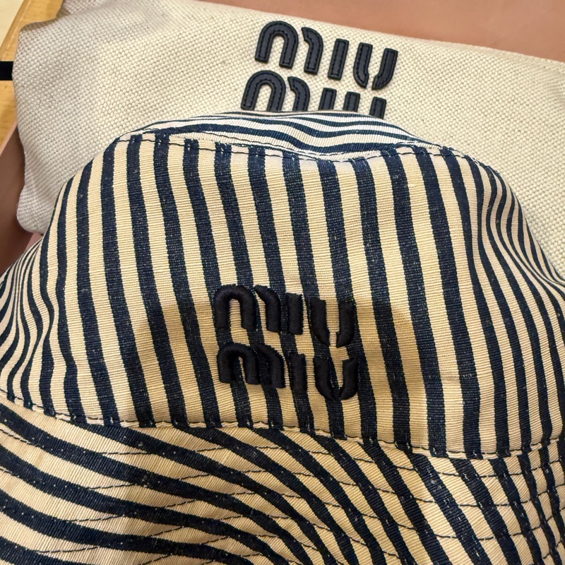 miumiu 兩面漁夫帽 超好看 全校 送一個外出包-5