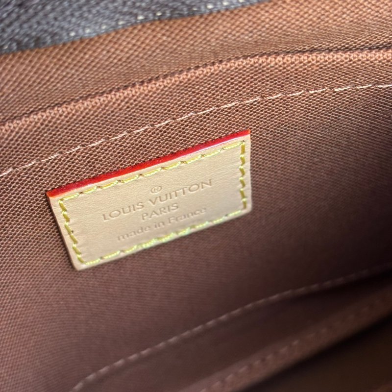 ::LOUIS VUITON:: LV M44813 Multi Pochette Accessoires 綠色織帶五合一麻將包-16