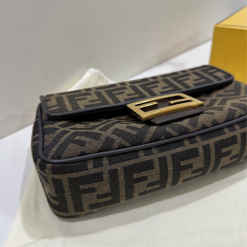 Fendi經典熱門法棍斜背包-3