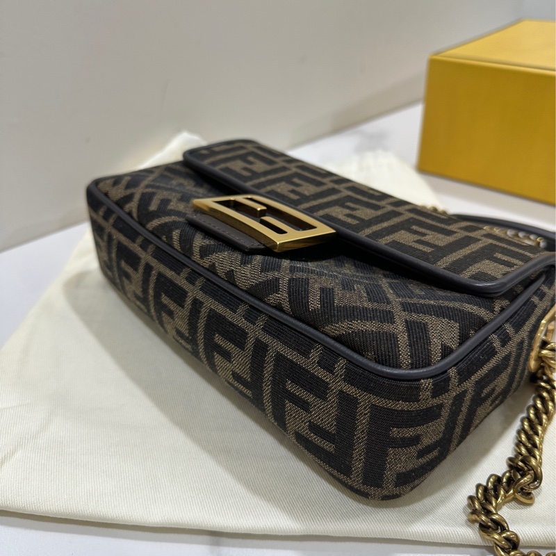 Fendi經典熱門法棍斜背包-4