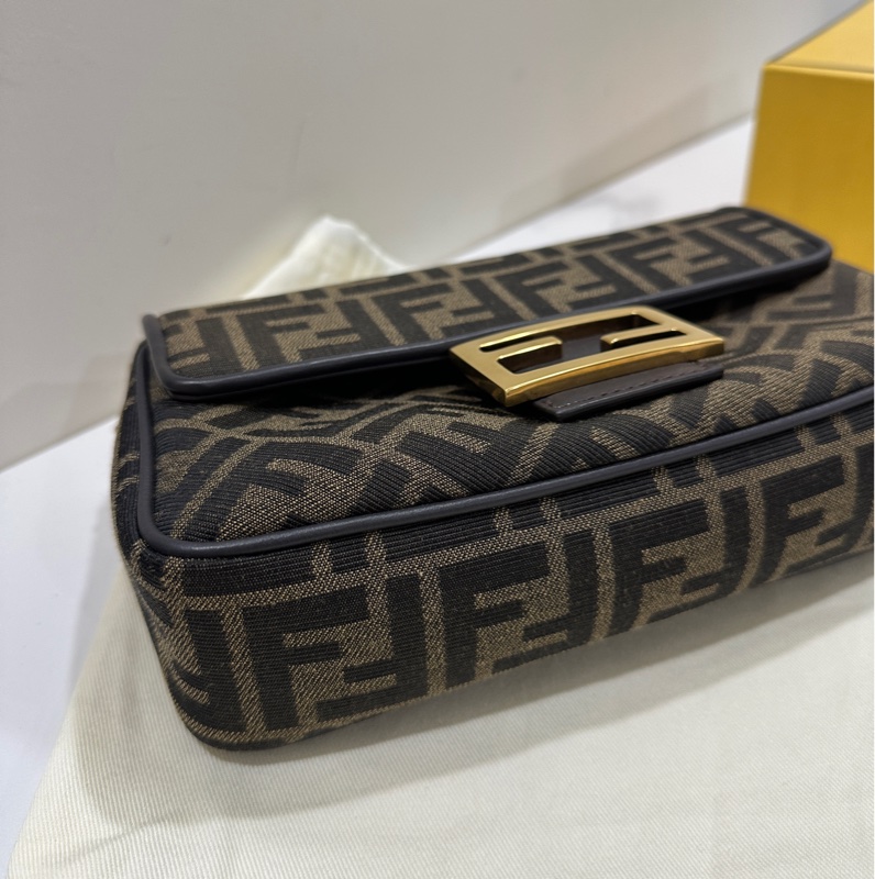 Fendi經典熱門法棍斜背包-8