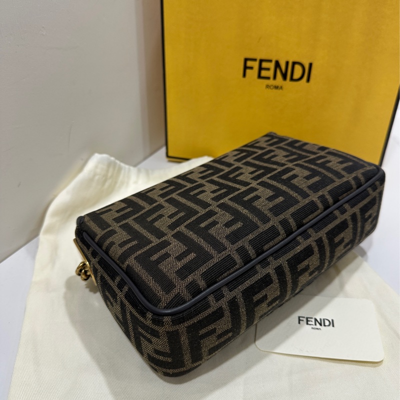 Fendi經典熱門法棍斜背包-12