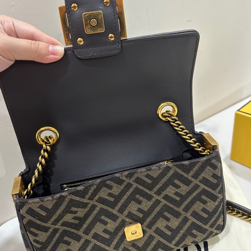 Fendi經典熱門法棍斜背包-16