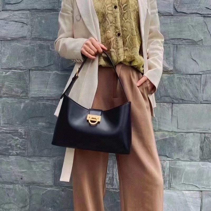 Ferragamo菲拉格慕Trifolio新款！非中古！黑金啞光牛皮 馬蹄扣餃子hobo 肩背包-0