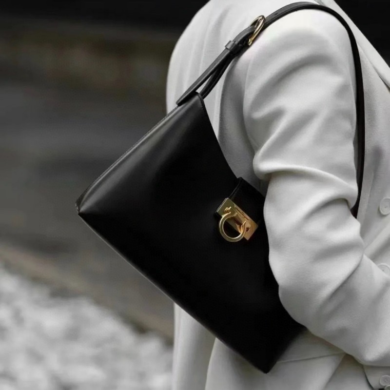 Ferragamo菲拉格慕Trifolio新款！非中古！黑金啞光牛皮 馬蹄扣餃子hobo 肩背包-1