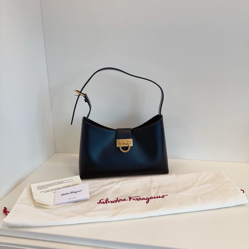 Ferragamo菲拉格慕Trifolio新款！非中古！黑金啞光牛皮 馬蹄扣餃子hobo 肩背包-2