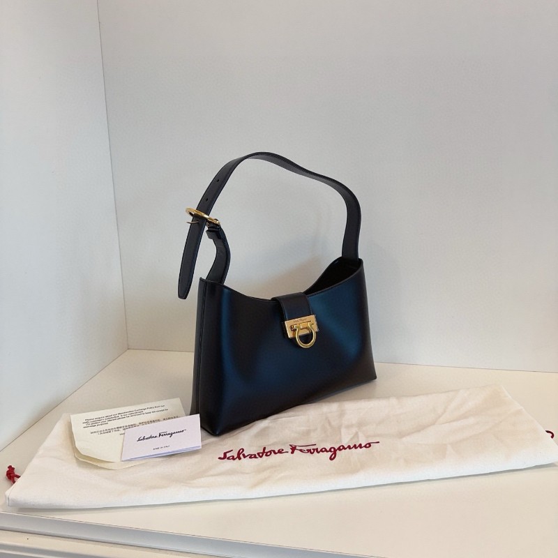 Ferragamo菲拉格慕Trifolio新款！非中古！黑金啞光牛皮 馬蹄扣餃子hobo 肩背包-3