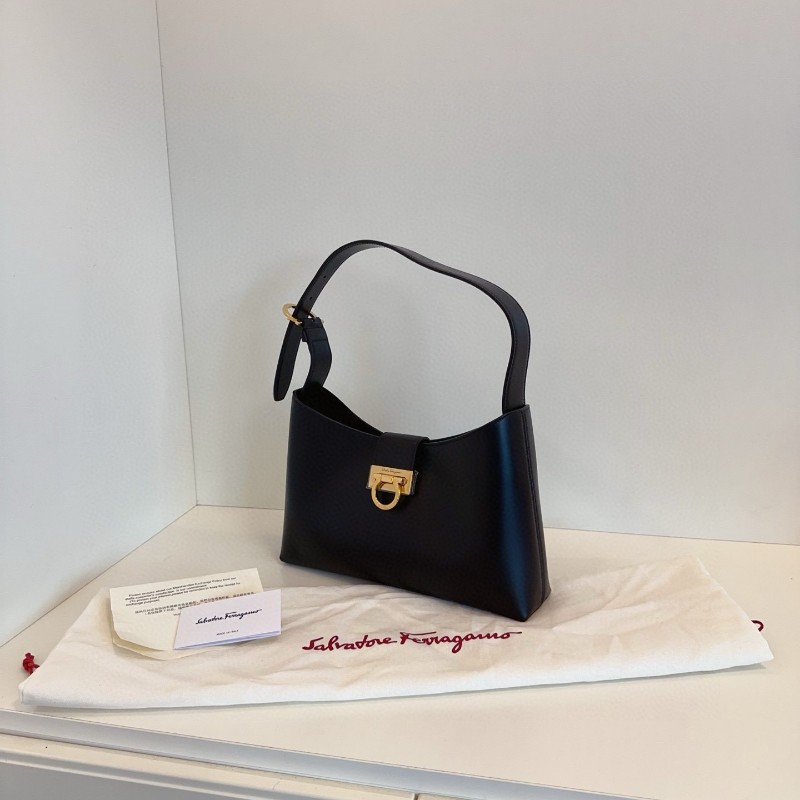 Ferragamo菲拉格慕Trifolio新款！非中古！黑金啞光牛皮 馬蹄扣餃子hobo 肩背包-4