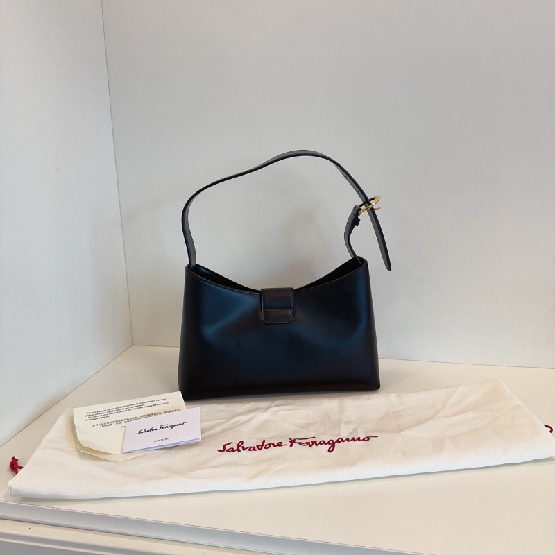 Ferragamo菲拉格慕Trifolio新款！非中古！黑金啞光牛皮 馬蹄扣餃子hobo 肩背包-5