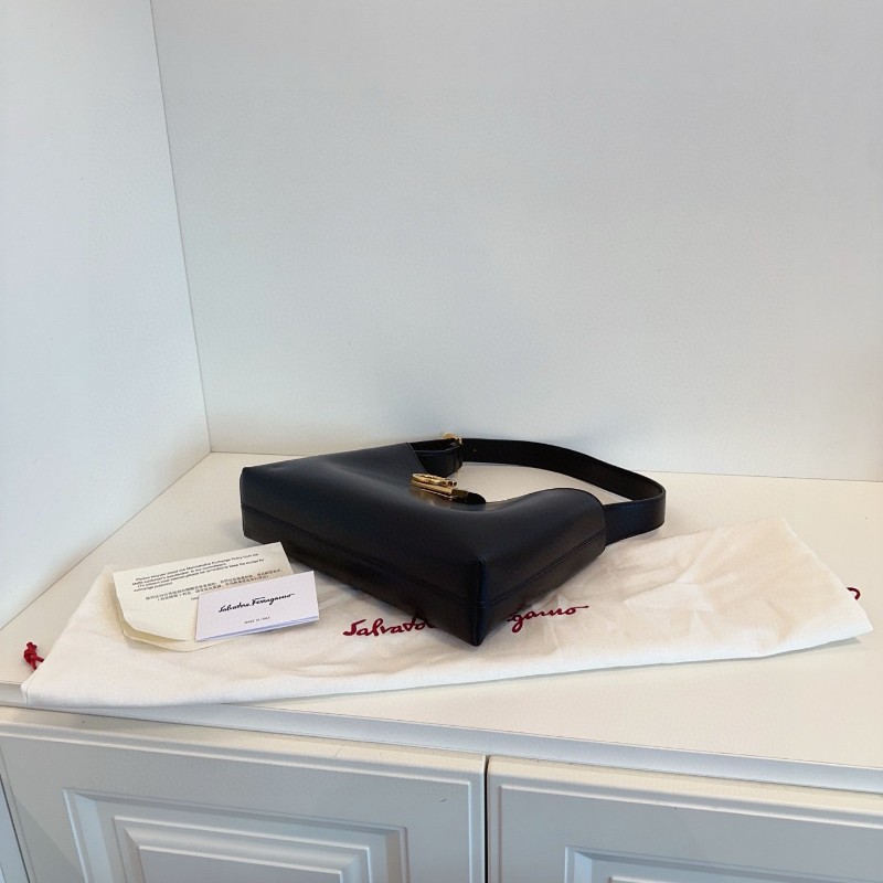 Ferragamo菲拉格慕Trifolio新款！非中古！黑金啞光牛皮 馬蹄扣餃子hobo 肩背包-6