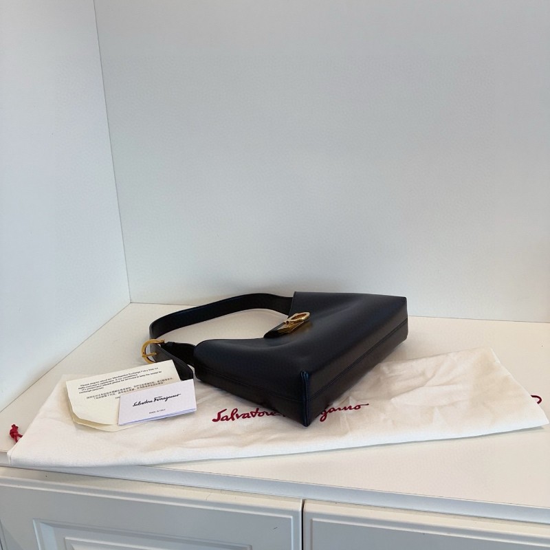 Ferragamo菲拉格慕Trifolio新款！非中古！黑金啞光牛皮 馬蹄扣餃子hobo 肩背包-7