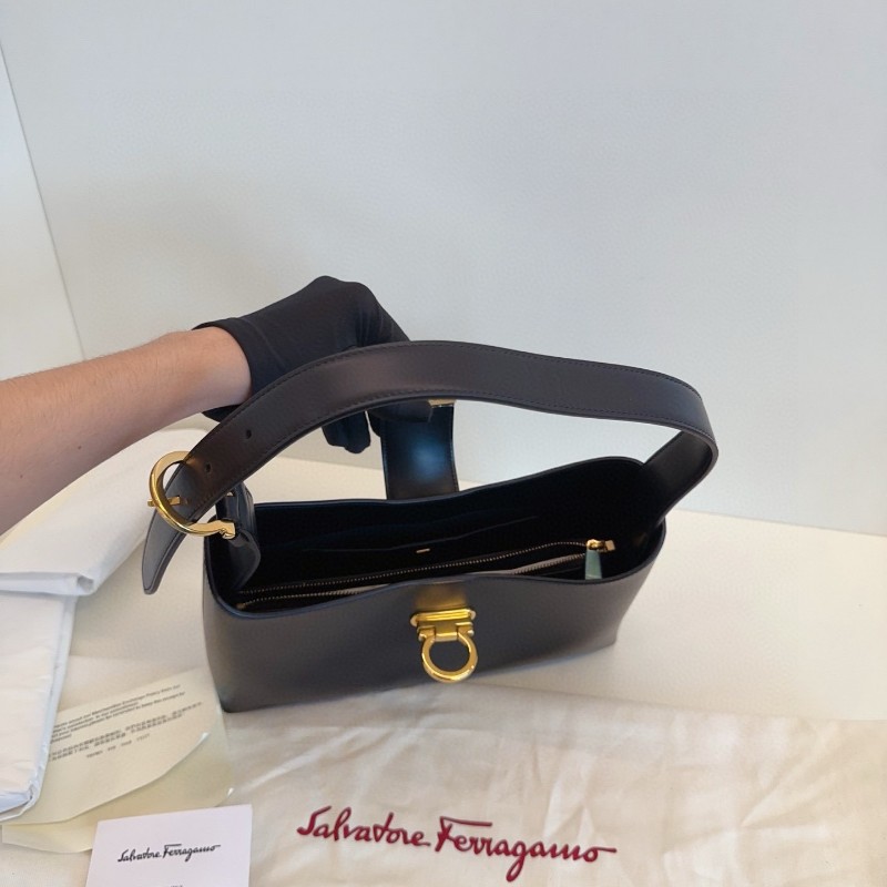 Ferragamo菲拉格慕Trifolio新款！非中古！黑金啞光牛皮 馬蹄扣餃子hobo 肩背包-8