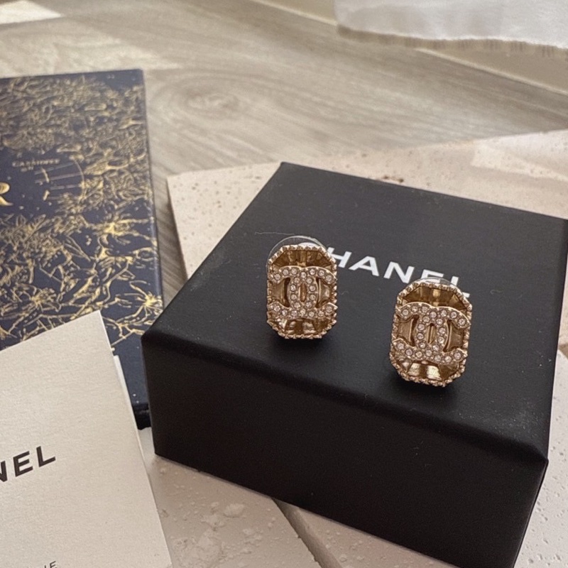 CHANEL 浮雕鑽Logo耳環-2