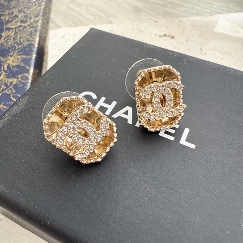 CHANEL 浮雕鑽Logo耳環-4