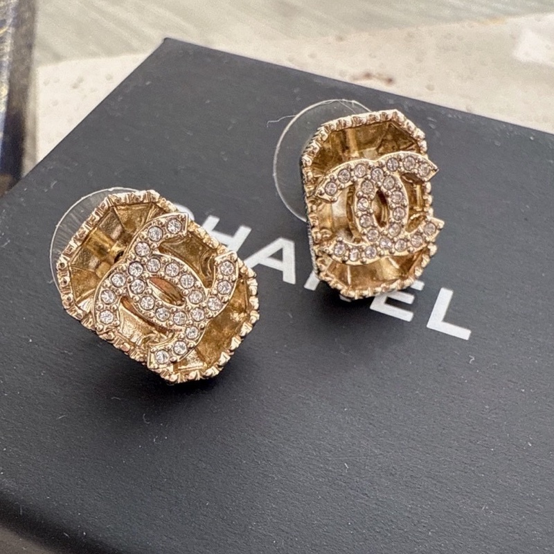 CHANEL 浮雕鑽Logo耳環-5